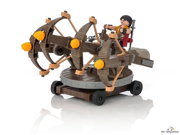 Im Paket Playmobil 9249 sind 55 Einzelteile, 1 Eret, 1 Balliste, 6 Feuergeschosse, 1 Schwert, 1 Dolch 2 Schwertösen enthalten. 