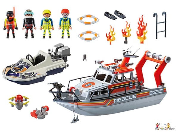 Im Paket Playmobil 70140 sind zwei Seenotretter, eine Seenotretterin, ein Mann und noch weiteres Zubehör enthalten.