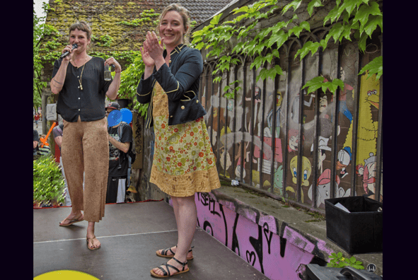  Der Zauberkönig in Berlin - Neukölln. Kirsi Hinze und Karen German vor dem alten Laden Hermannstraße