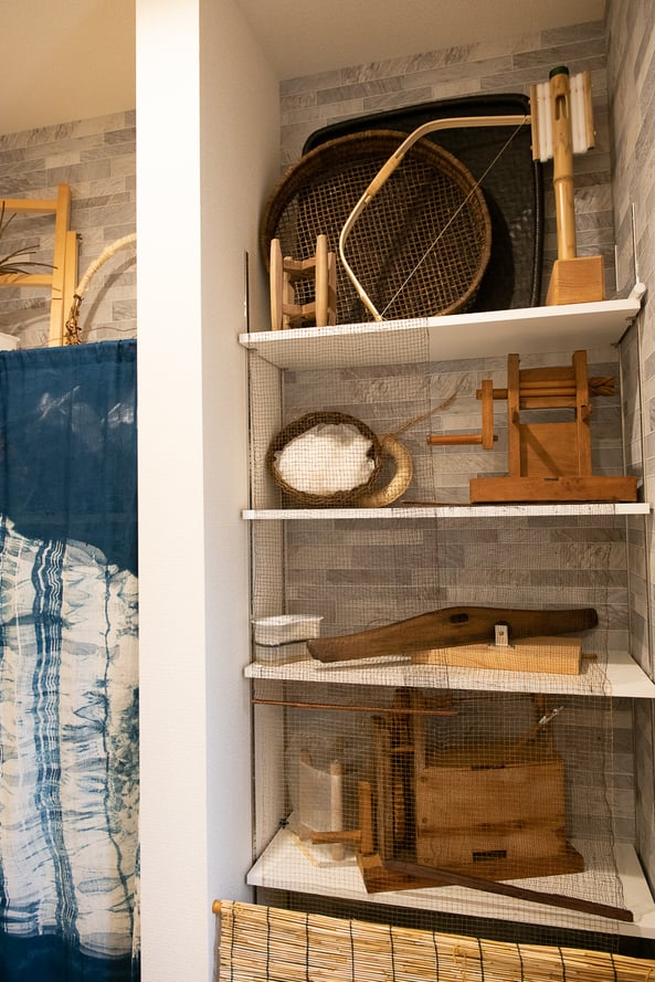 ▲ 玄関脇のスペースにも手仕事道具