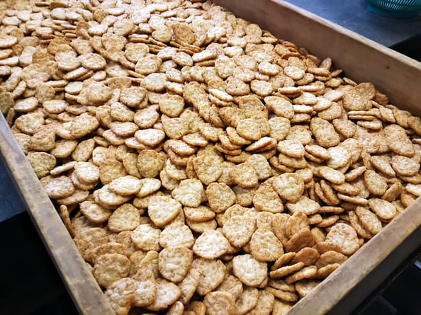 おにぎり型せんべい