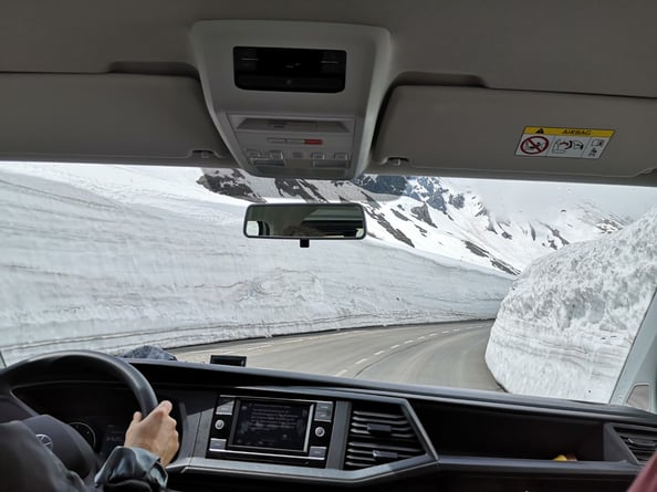 © Charel Klein - Eine große Schneemauer entlang der Großglockner Hochalpenstraße.