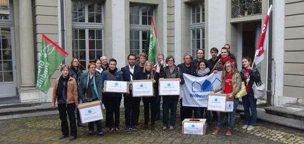 VertreterInnen des breit abgestützten Initiativkomitees bei der Einreichung am 18. Oktober vor der Stadtkanzlei