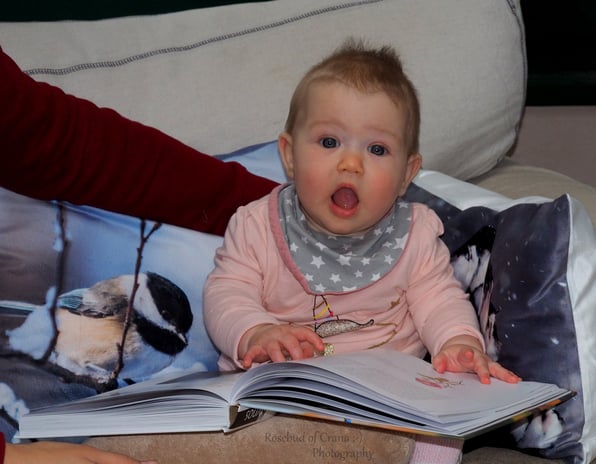 Kleinkind mit der Aussiegrafie auf dem Schoß.