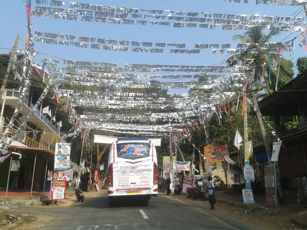 Geschmücktes Dorf auf dem Weg nach Wayanad