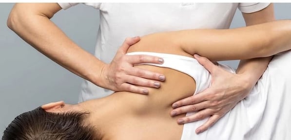 Therapeutin arbeitet an den Faszien der Schulter