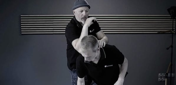 Frank Demann demonstriert Senmotic Selbstverteidigung 