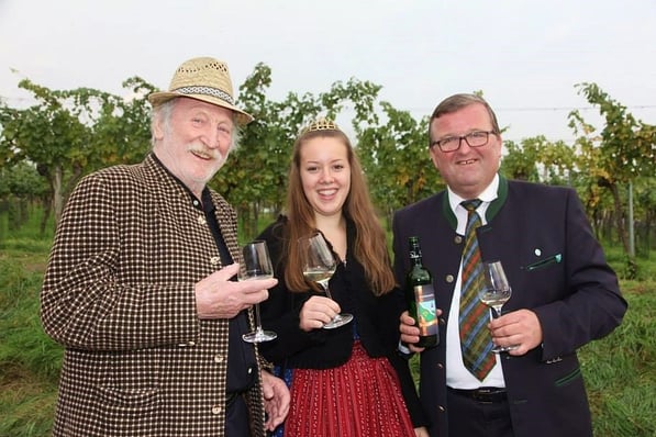 Karl Merkatz alias "Mundl", Winzerkönigin und Obm. Willi Schubert beim Kellergassenfest am 4.10.2014 (Foto: Andi Leisser)