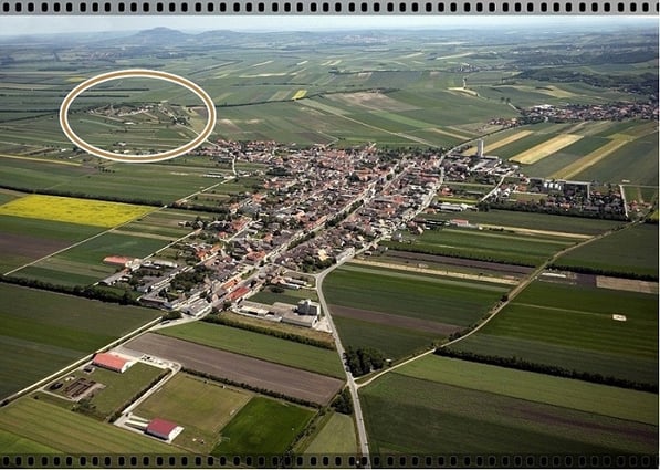 Gemeinde Wildendürnbach mit dem Galgenberg im Hintergrund