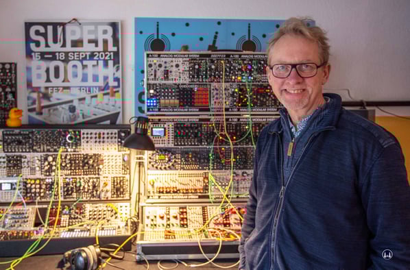 Andreas Schneider, Inhaber von "SchneidersLaden" am Kottbusser Tor und in Neukölln im ehem. Musik-Bading. Er ist zugleich Initiator und Ausrichter der "Superbooth" in Köpenick.