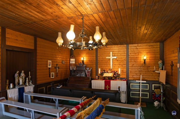 Ein Blick in die kleine Kapelle. Im Laufe der Jahrzehnte hat hier so manche Hochzeitsfeier stattgefunden, die dann im Saloon ihre Fortsetzung fand...