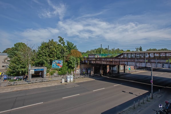 1. Etage. Blick aus dem Fenster. Links der U - Bahnzugang, rechts das prov. Brückenbauwerk zum S- Bahnsteig.