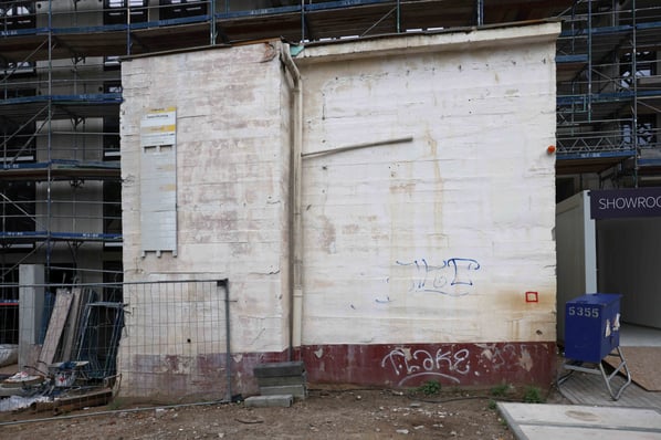 Der verbunkerte Zugang zum Treppenhaus besteht noch heute neben der Zufahrtsrampe zur Fidicinstraße.