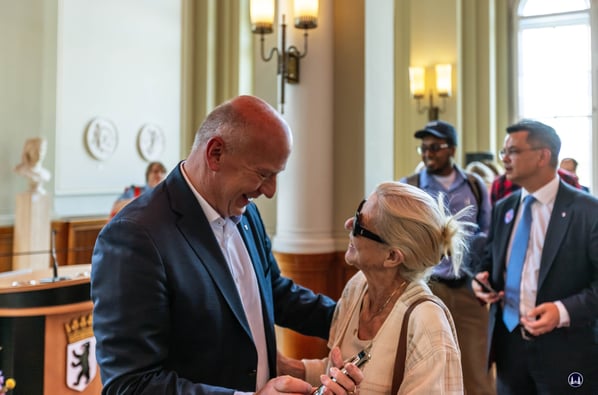 Ein Selfie mit dem Regierenden Bürgermeister von Berlin, Kai Wegner? Kein Problem. Beide - der Regierende und die Besucherin - zeigen sich amüsiert. Erinnerungen, die bleiben.