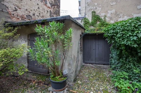 Das Abortgebäude von 1909 und der angrenzende Schuppen auf dem grundstück von "Blumen-Jette" in der Karl-Marx-Straße..