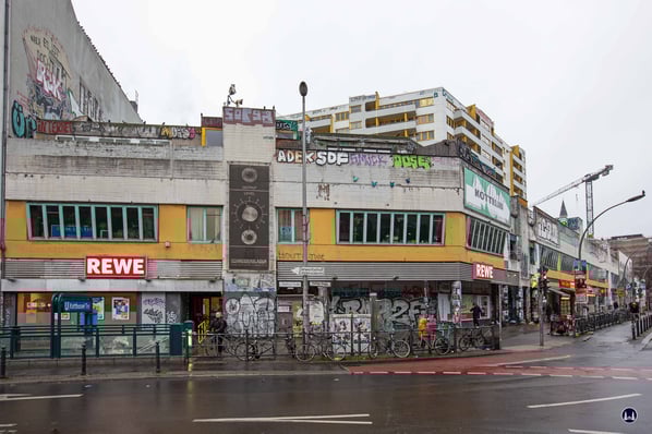 Direkt über dem Rewe-Supermarkt befindet sich der Showroom von "SchneidersLaden" am Kottbusser Tor - von außen lediglich erkennbar am senkrecht herabhängenden Werbebanner.
