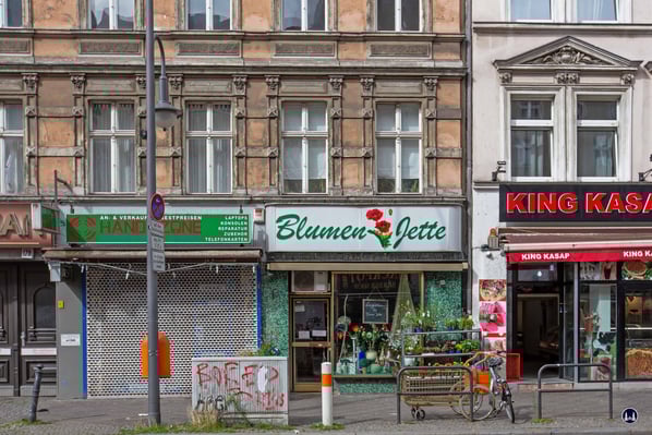 Mittlerweile wirkt das seit fast 100 Jahren bestehende Geschäft von "Blumen-Jette" wie ein Fremdkörper im sich stark verändernden Branchenmix der Karl-Marx-Straße.