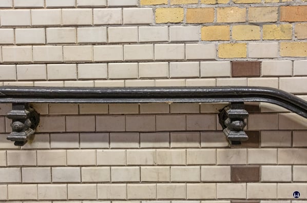 Im Bahnhofsgebäude sind zum zum Teil noch die alten kunstvollen Handläufe und deren gusseiserne Auflagen vorhanden.
