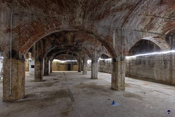 Dann ist er erreicht, der größte Lagerkeller auf der östlichen Seite mit seinen aufwendig gemauerten Pfeilern und Gewölbedecken.