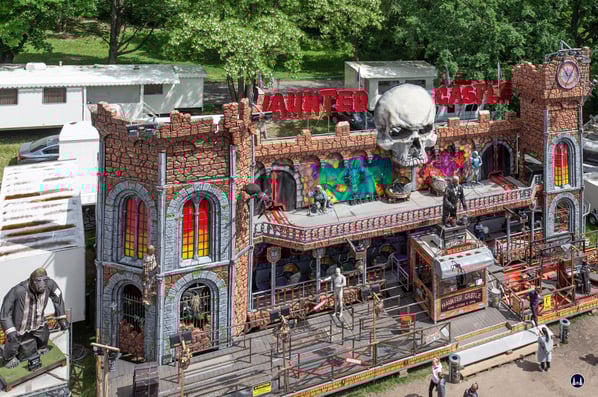 Kein Rummel, der etwas auf sich hält, ohne Geisterbahn. Und natürlich war auch auf den "Neuköllner Maientagen" 2022 eine vertreten.