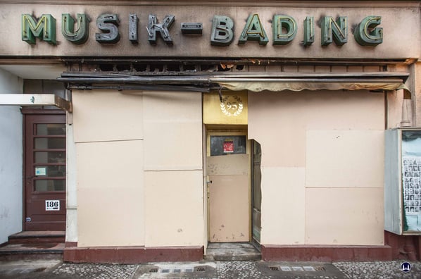 Das fast 100 Jahre bestehende Geschäft von Musik-Bading nach dem Brandanschlag. Eine Überraschung war es,  dass der Standort weiterhin der Musik verbunden blieb- wenn auch auf eine völlig neue Art.