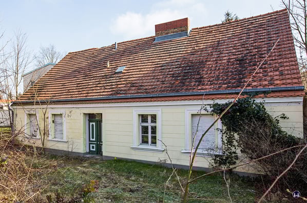 Die Straßenseite des traufständigen (mit der Längsseite zur Straße stehenden) Büdnerhauses.