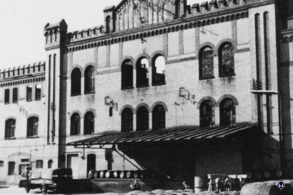 Noch einmal ein Blick auf das Schwankhaus der ehem. Bockbrauerei nach der Übernahme durch die Fa. Albert Mann. Deutlich zu sehen ist die fehlende Verglasung. Man schaut durch die Rundbogenfenster nach oben in den Himmel.