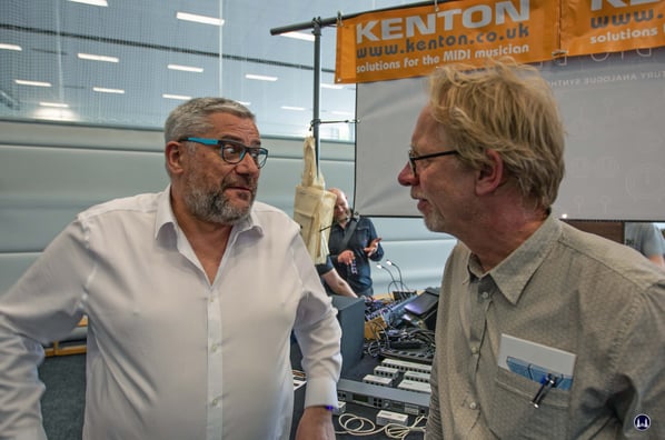 Im Laufe der Jahre haben sich viele Freundschaften der Händler zu Andreas Schneider ergeben.