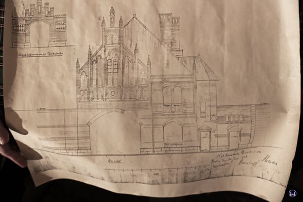 Fassadenriss des Bahnhofs Yorckstraße (S2) von 1902. Das Foto des alten Bauplans entstand noch in der Kneipe "Zum Umsteiger". 