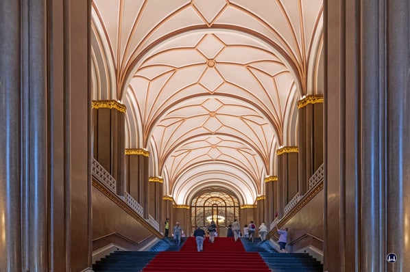 Ein letzter Blick vom Haupteingang die große Treppe hinauf. Viele Berliner waren von der Architektur des Roten Rathauses fasziniert. 