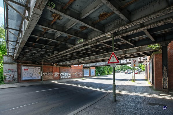 Neben dem Stellwerk waren auch die alten, über die Attilastraße führenden Stahlbrücken zu erneuern. Der Zustand der Brücken, insbesondere der Entwässerung, war schlecht, wie ein Blick auf die Unterseite der Fernbahnbrücken zeigt.