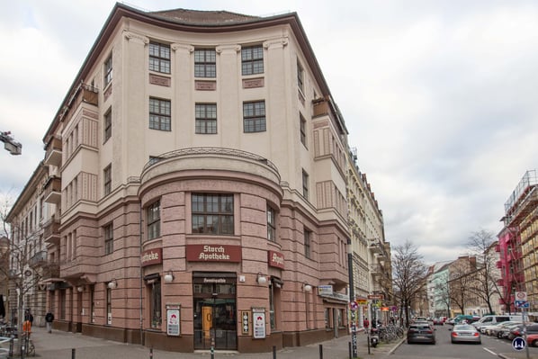 Die alte, längst geschlossene Storch-Apotheke an der Karl-Marx-Straße. Nunmehr ein Showroom für "SchneidersLaden".