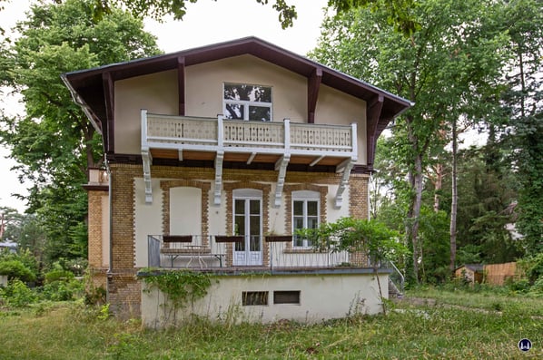 Nahansicht der Straßenseite der einstigen Sommervilla. Trotz aller Umbauten und Ergänzungen blieben viele Details erhalten.