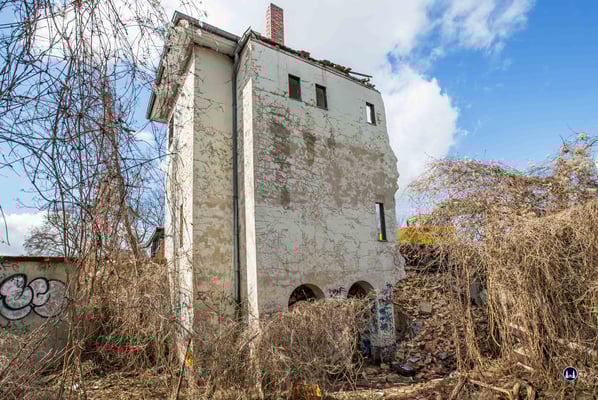 Stellwerk Tfd Attilastraße. Die Rückseite des Stellwerks während des Abbruchs.