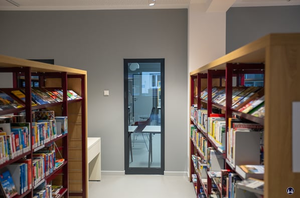 Die Bibliothek verfügt über einen Raum für Lesungen und sonstige Veranstaltungen.