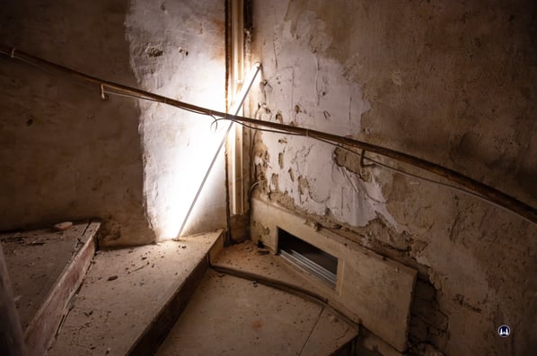 Die in der hinteren rechten Ecke des Gebäudes durch alle Etagen verlaufende Wendeltreppe. 