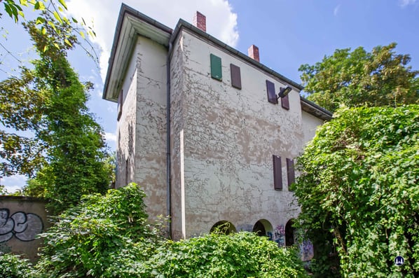 Stellwerk Tfd Attilastraße. Erst die Rückseite des Stellwerks lässt die ganze Dimension des Gebäudes erkennen.