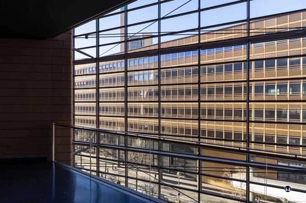 lick von der 2. Etage auf das gegenüberliegende Eckgebäude. Hier befinden sich im Erdgeschoss sowie in der 1. Etage die Ausstellungsräume der "NOTAGALLERY".