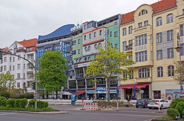 Conrad Electronic in der Hasenheide. In dem in den 1980er Jahren entstandenen Neubau der Postmoderne residierte Conrad über viele Jahrzehnte. Rechts daneben jener Altbau, in dem sich einst ein Kino und später die Diskothek "Cheetah" befand.  