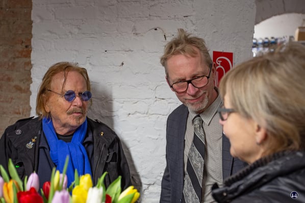 Eine Vielzahl an Gästen hatte sich anlässlich der feierlichen Eröffnung der für "Schneidersladen" Wiederhergestellten Räume von Bading angefunden. Links Frank Zander, in der Mitte Geschäftsinhaber Thomas Schneider und rechts im Profil Frau Schibille. 