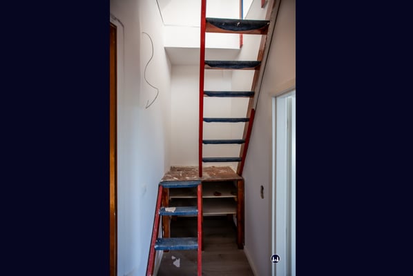 Wer indes noch ein Stück höher hinauf zu gehen wünscht, der kann dies nur über den schmalen Korridor des 2. OGs tun, wo eine interessante Leiterkonstruktion zu diesem Zweck bereit steht.