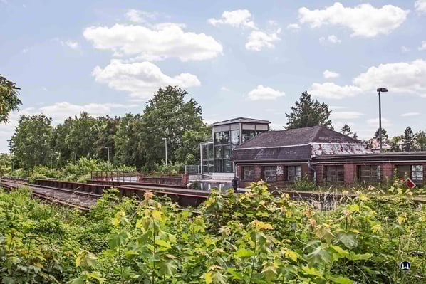 Stellwerk Tfd Attilastraße. Blick vom Stellwerk in Richtung Bahnsteig. 