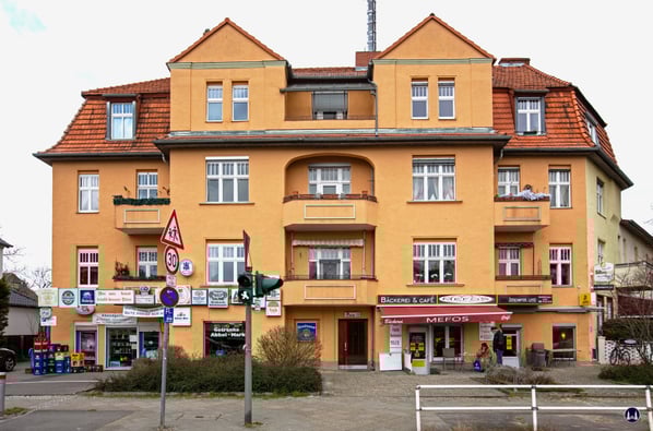 Im Berliner Süden dank des Getränkemarktes bestens bekannt: Das Eckhaus an der Hildburghauser Straße (rechts) Ecke Mariannenstraße. 200 verschiedene, meist bayerische Biersorten erwarten den Kenner. 