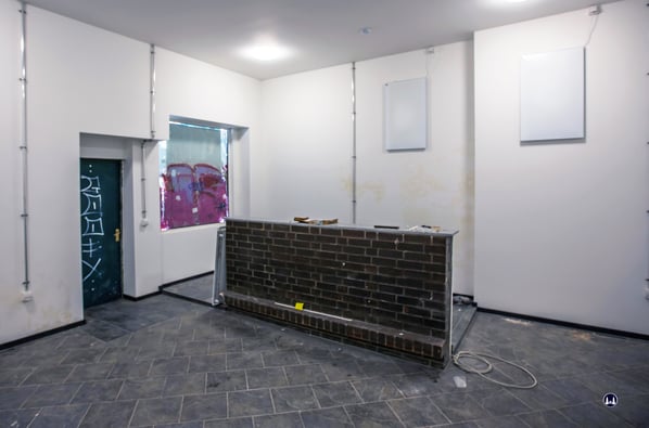 Außer den Bodenfliesen und der einst die Bar abgrenzenden Steinmauer ist nichts mehr von  der Inneneinrichtung der Kultkneipe "Zum Umsteiger" geblieben. 