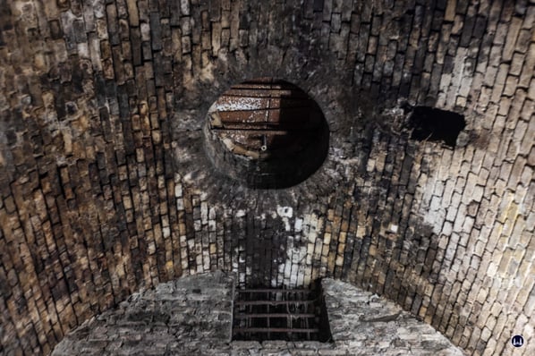 Überall finden sich in den Wänden und Gewölbedecken rätselhafte, meist vergitterte Öffnungen.