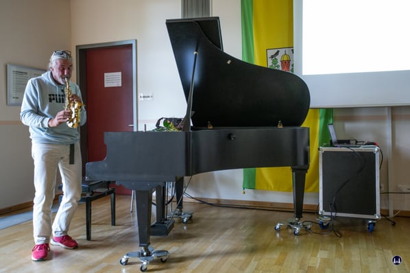  Zwischen den Vorträgen gab es Lifemusik vom Saxophonisten Christoph Sinnen.