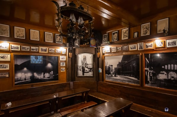 Stadtklause, zweiter Gastraum. Foto mit Alfred Hitchcock.