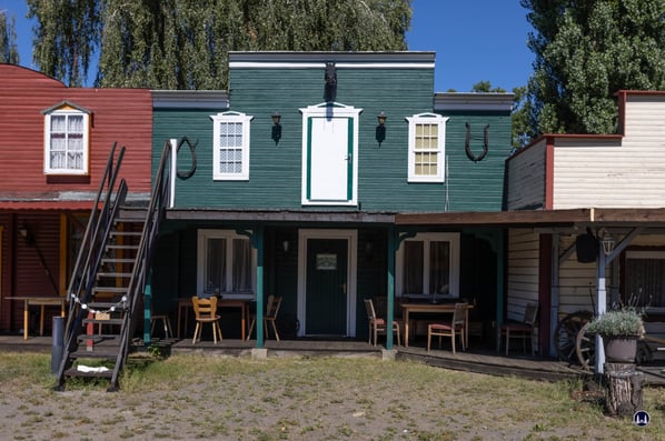 Auf dem alten Werbeplakat an der Tür wird verkündet, um was es sich angesichts des Spruchs: "Smith & Wesson spoken here..." handelt: Um einen Waffenladen, wie es ihn im Westen Amerikas sicher zuhauf gab. Hier indes wird man vergeblich nach Waffen suchen..