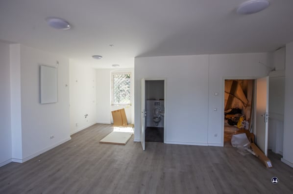 1. Etage. Rückwärtiger Raumbereich. Die rechte Tür führt zur Wendeltreppe und von dort zur ein paar Stufen höher gelegenen Tür in der Rückfront.