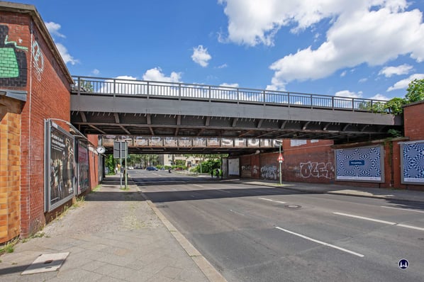 Der schlechte bauliche Zustand betraf auch die S-Bahnbrücken, auch wenn der nachträglich anmontierte Inspektionsweg zumindest aus dieser Perspektive einen anderen Eindruck vermittelt.